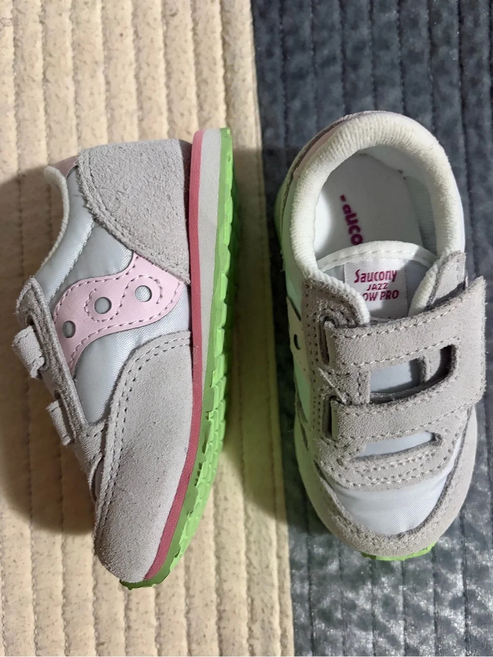 Saucony Kids Light Gray and Pink Hook-and-Loop Sneakers with Green Outsole